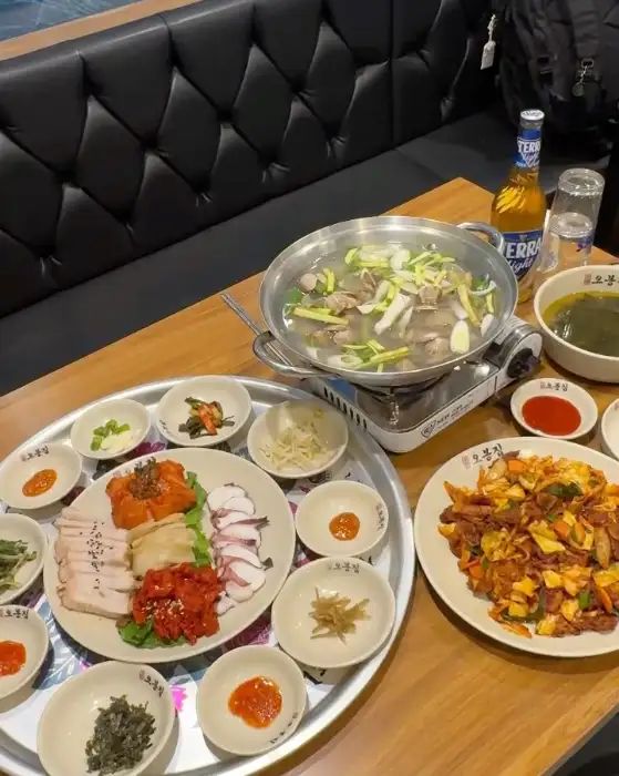 푸짐한 조개탕과 오봉스페셜 한상차림
