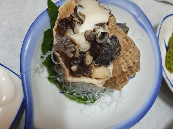 커다란 소라고치 안에 담긴 해산물