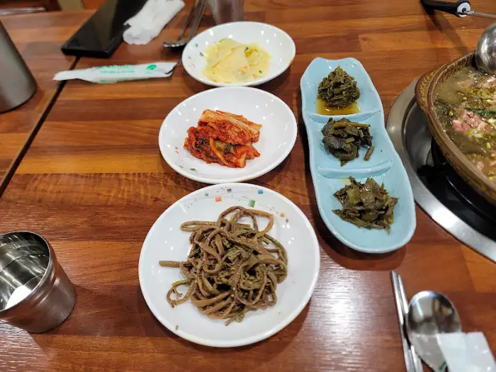 다양한 나물 반찬들과 시래기 불고기