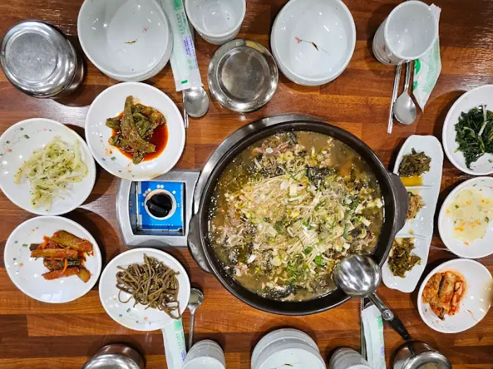 식탁 전체 모습, 시래기 불고기가 중앙에 놓여 있음