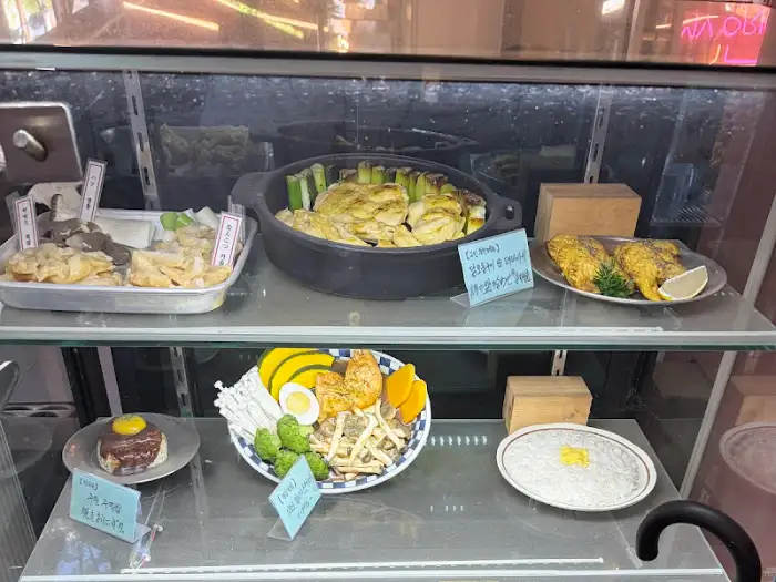 일본식 닭 요리 맛집, 아오이토리야의 다양한 메뉴 전시