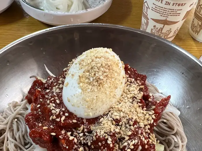 회막국수에 반숙 계란이 올라간 모습