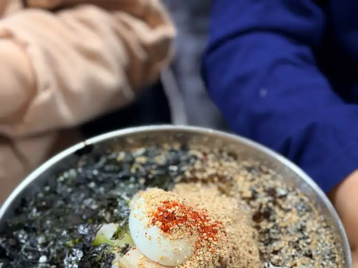 회막국수 위에 올라간 계란과 김가루