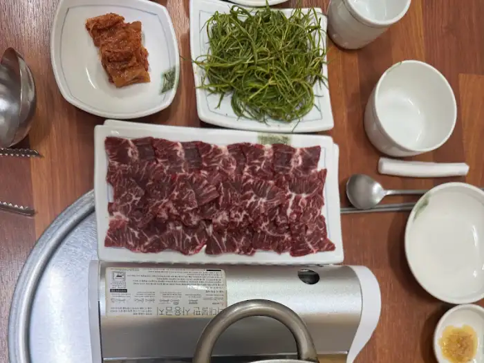 테이블 세팅된 음식 모습
