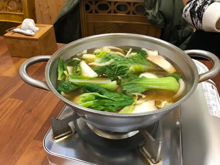 끓고 있는 샤브샤브 냄비