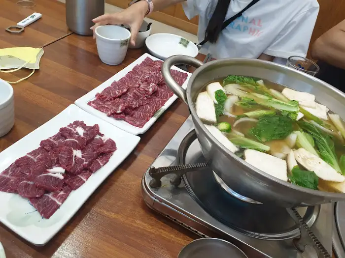 테이블 위의 샤브샤브 재료와 냄비
