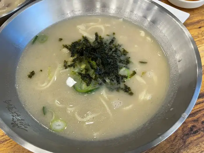 진한 닭육수에 들깨가루와 김가루가 뿌려진 들깨닭칼국수