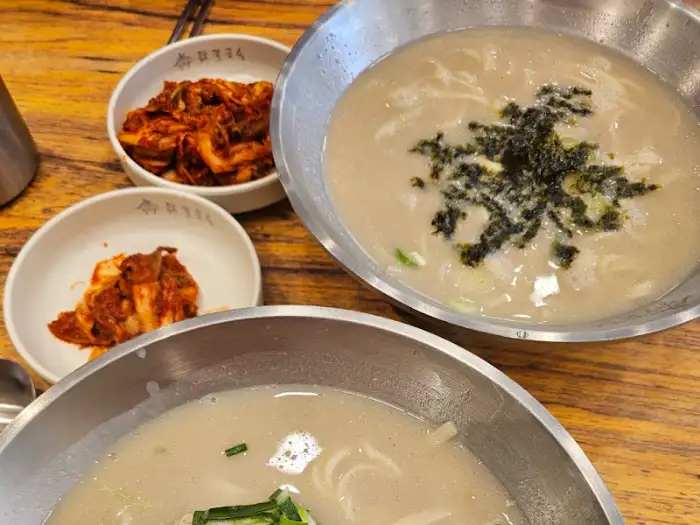 김치와 함께 나온 닭칼국수