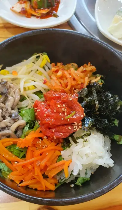 먹음직스러운 육회 비빔밥 속 재료들