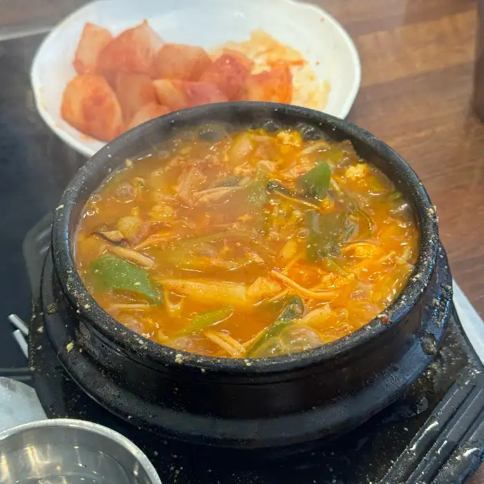 따뜻한 뚝배기에 담긴 묘향만두의 맑은 만둣국
