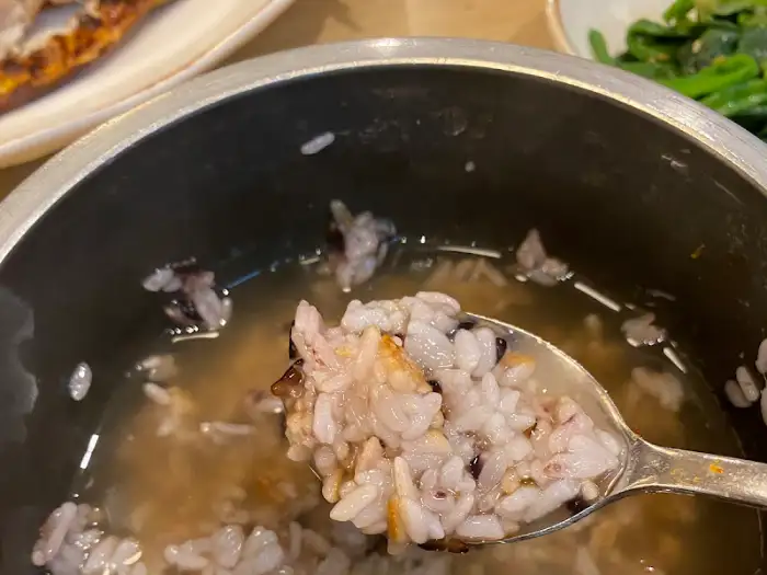 솥밥에서 덜어낸 찰진 밥과 누룽지