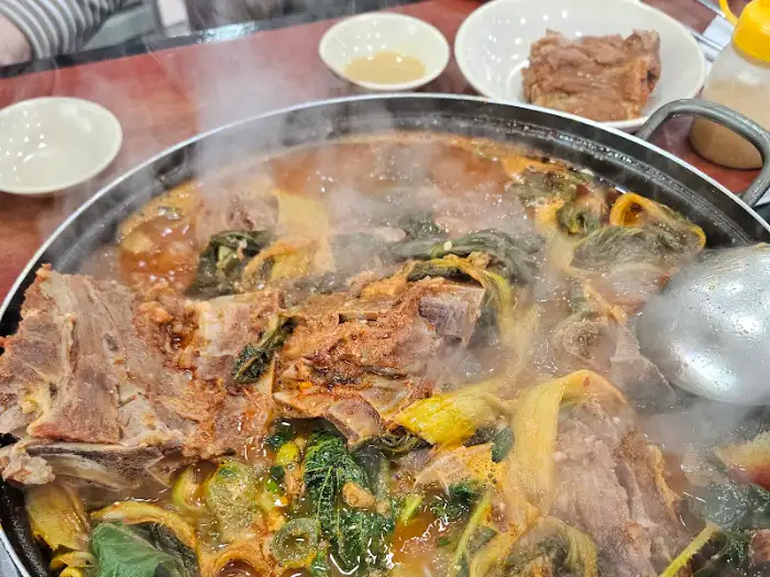 김이 모락모락 나는 이대조감자탕의 뼈다귀