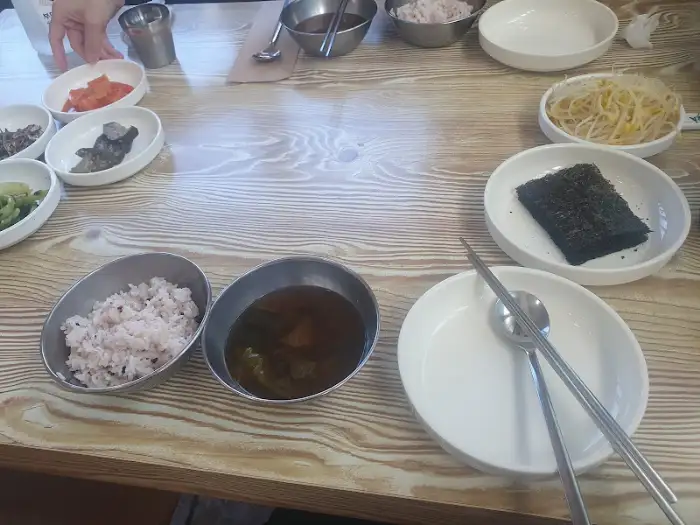 오자매생선촌 테이블 세팅, 정갈한 밑반찬과 밥