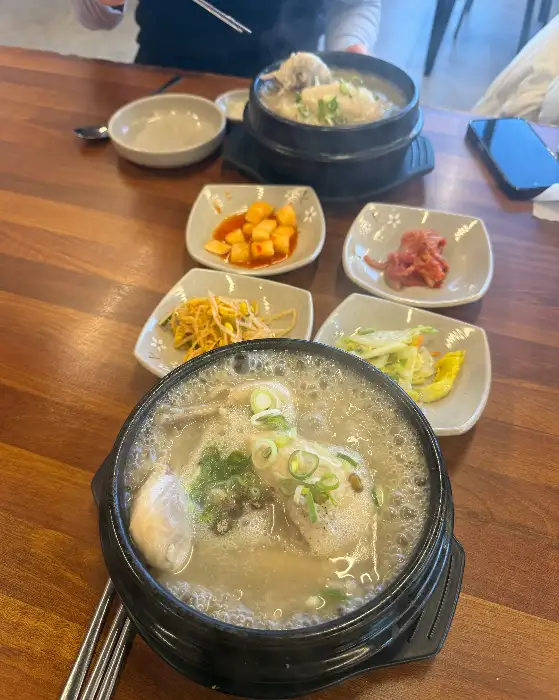 김이 모락모락 나는 유창 순대삼계탕의 삼계탕