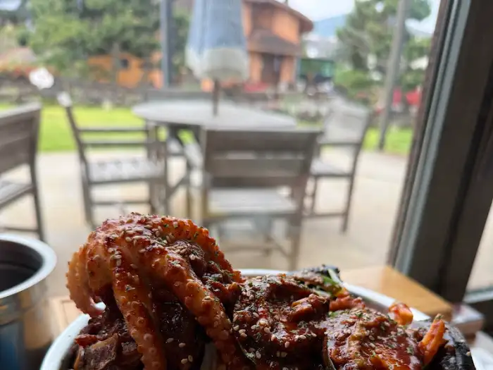 통통한 낙지 한 마리가 올라간 애월찜의 먹음직스러운 모습