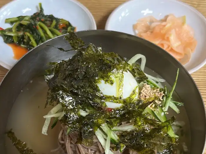 메밀 물 막국수와 함께 나온 열무김치와 단무지