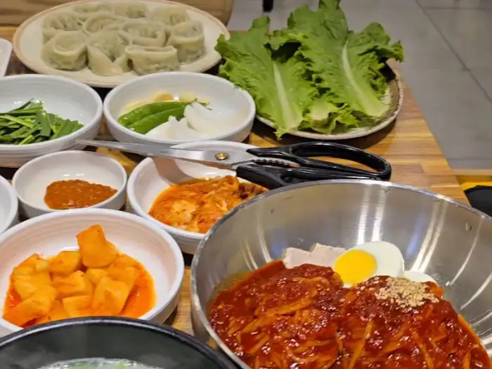 쫄깃한 면발과 매콤달콤한 양념이 어우러진 비빔밀면