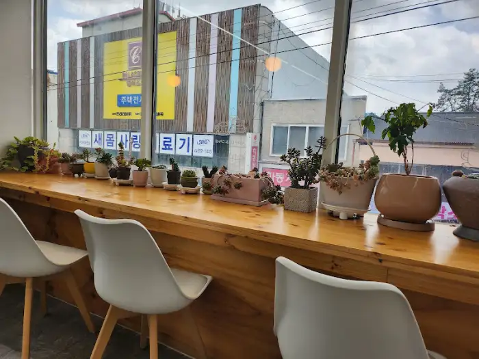 창가 자리와 함께 꾸며진 그린하우스제과점 내부 모습