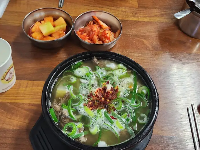 한 그릇 가득 담긴 소국밥