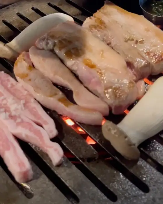 연탄불 위에서 맛있게 익어가는 연탄불생고기한판의 돼지고기