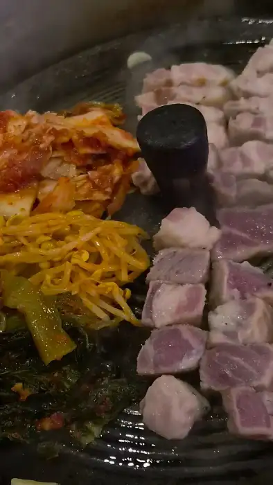 목구멍 사직점 솥뚜껑 위에서 구워지는 삼겹살과 곁들임 채소