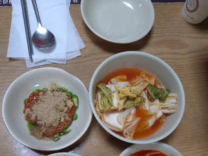원조엄마네 제공 반찬 깍두기와 겉절이