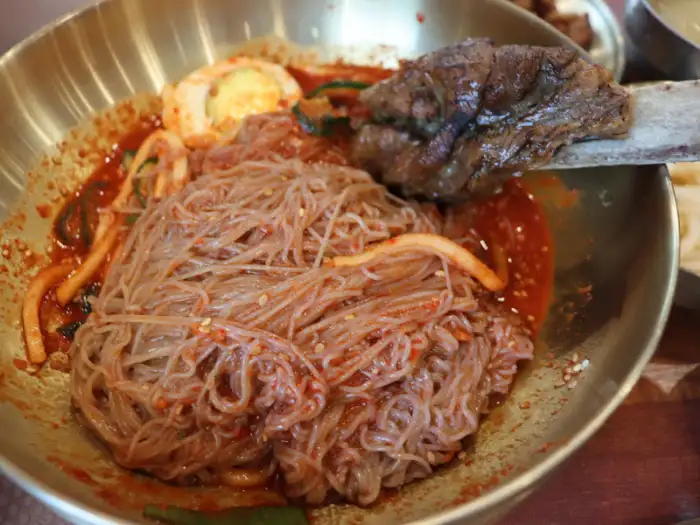 신비면옥 춘천명동점 우대갈비냉면의 쫄깃한 면발과 부드러운 갈비