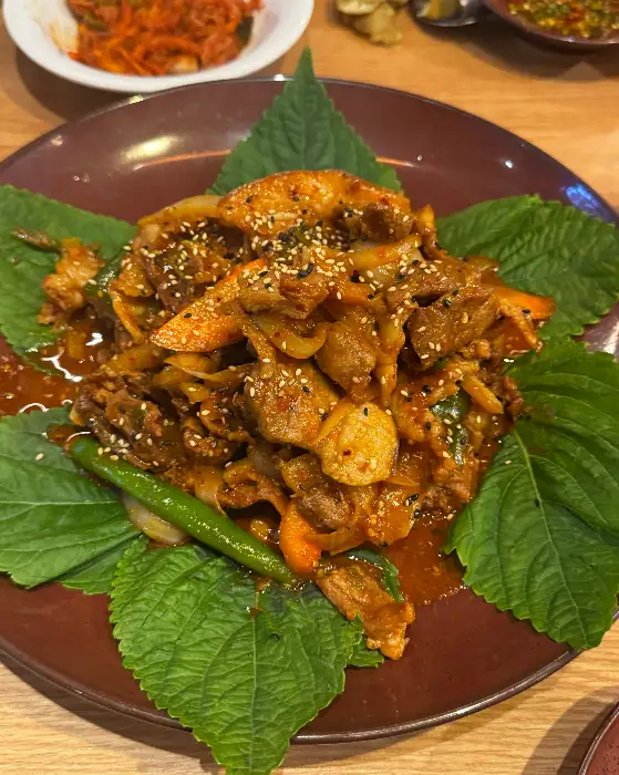 매콤한 양념에 버무려진 푸짐한 고기 요리