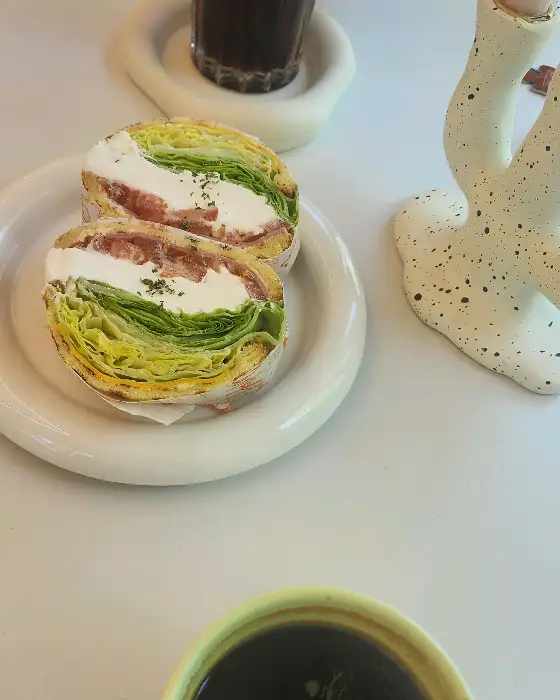 알록달록한 속재료가 보이는 롤 케이크