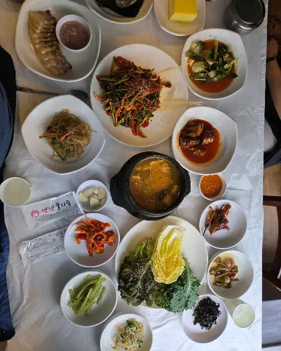 향우정의 푸짐한 한정식 상차림 모습