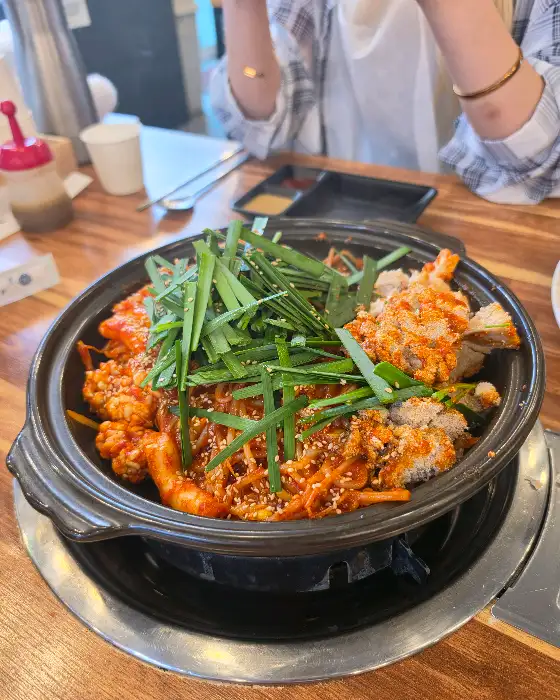 푸짐하게 차려진 알찜 한상차림