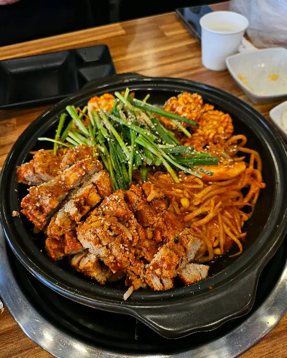 푸짐하게 담긴 참다랑어 알찜과 채소
