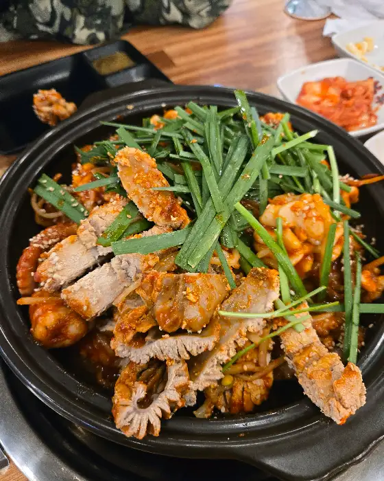 알찜 냄비에 푸짐하게 담긴 푸짐한 알과 곤이
