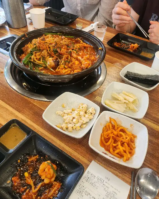 테이블 위에 놓인 푸짐한 알찜과 반찬들
