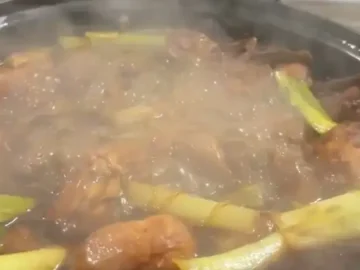 오복누룽지삼계탕에서 끓고 있는 삼계탕 요리 모습
