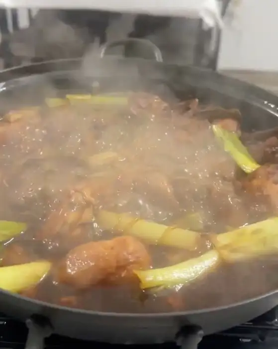 오복누룽지삼계탕에서 끓고 있는 삼계탕 요리 모습