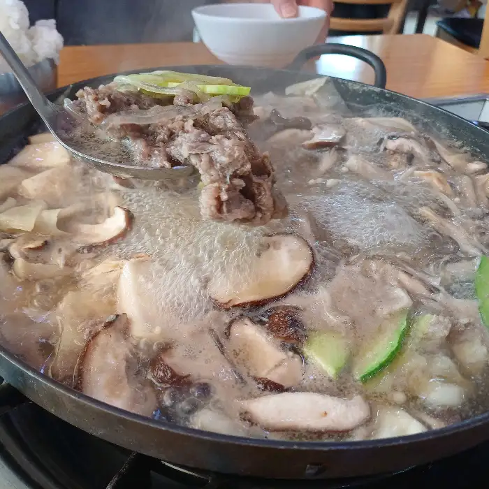 뜨겁게 끓고 있는 불고기 전골