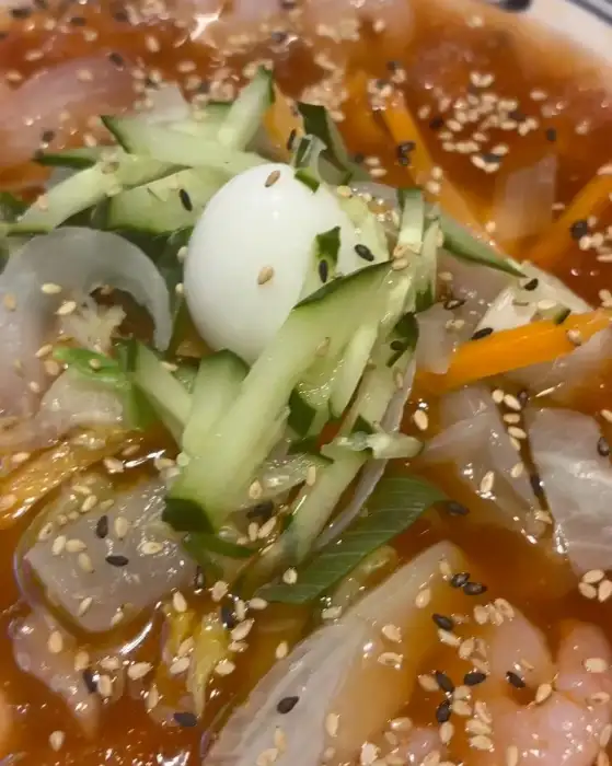 냉짬뽕 위에 고명으로 올려진 오이와 계란, 해산물