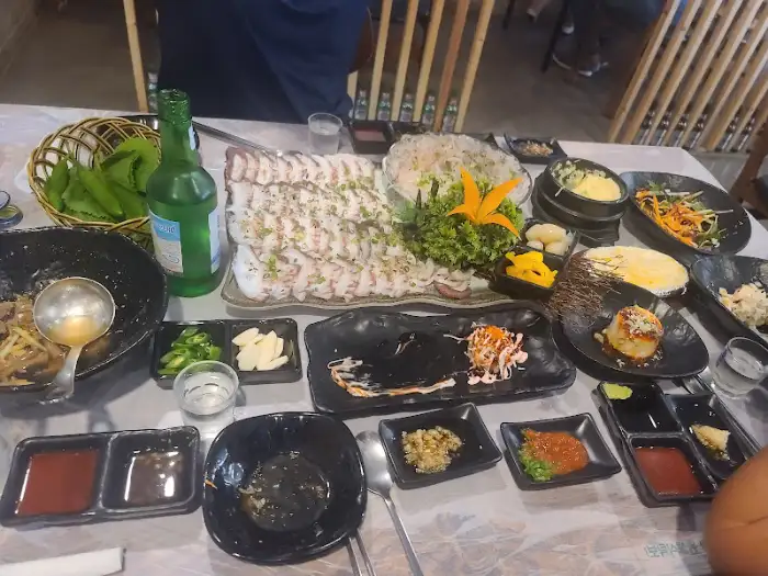 다양한 해산물 요리가 차려진 남해돌문어 테이블