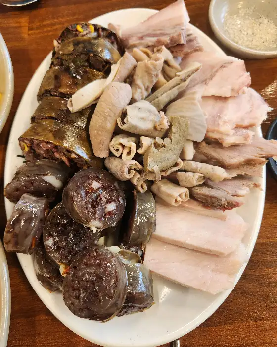 푸짐하게 차려진 유창 순대삼계탕의 모듬순대