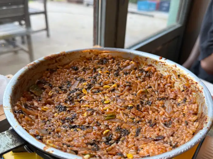매콤한 양념에 볶아낸 애월찜의 마무리 볶음밥