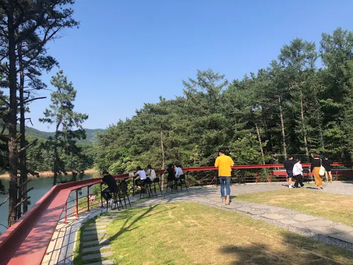파주 레드브릿지 야외 테라스에서 호수를 바라보는 사람들