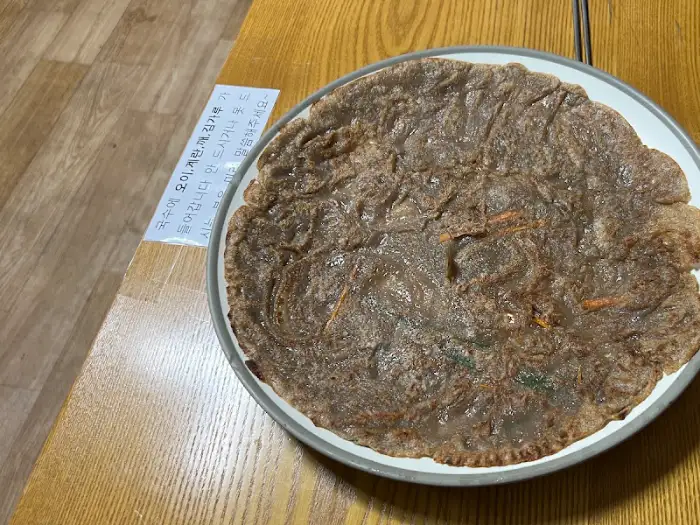 넓은 접시에 담긴 메밀전