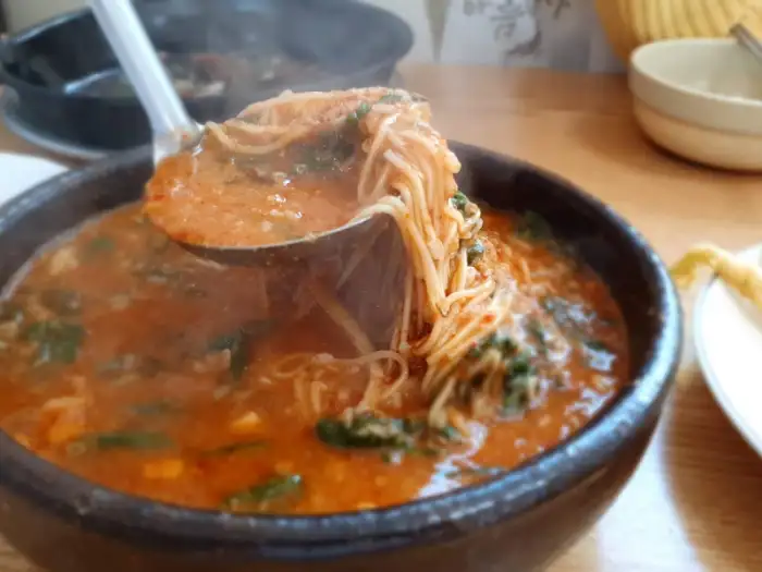 김이 모락모락 나는 저곡식당 어죽 한 그릇