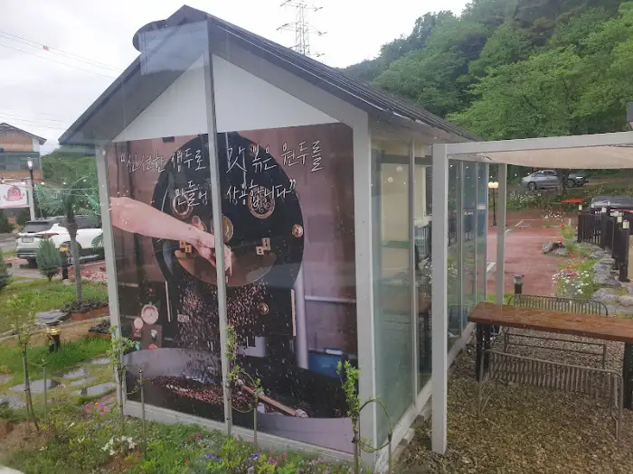 매장 외부의 새 모티브 디자인 요소