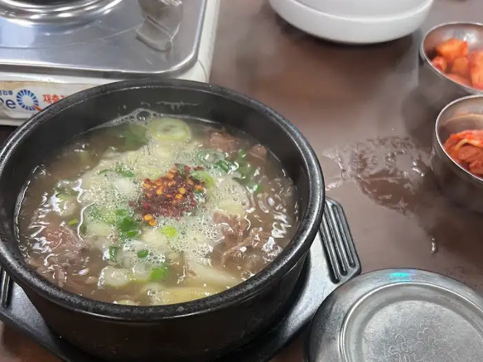 끓고 있는 소국밥의 클로즈업
