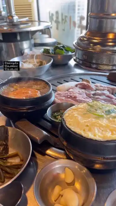 연탄불생고기한판 테이블 위, 푸짐하게 차려진 식사 모습