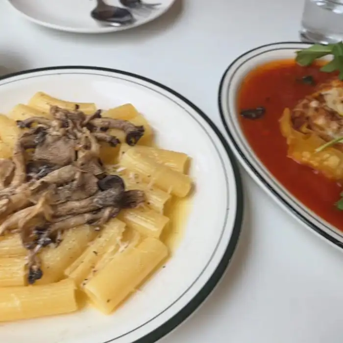 뽁식당 신촌점의 리가토니 파스타와 다른 메뉴