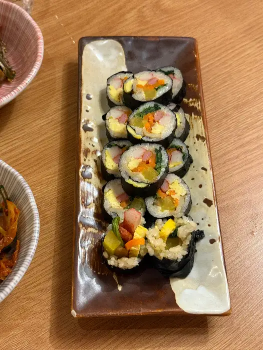정갈하게 담긴 주작상회 별채 이모카세의 김밥