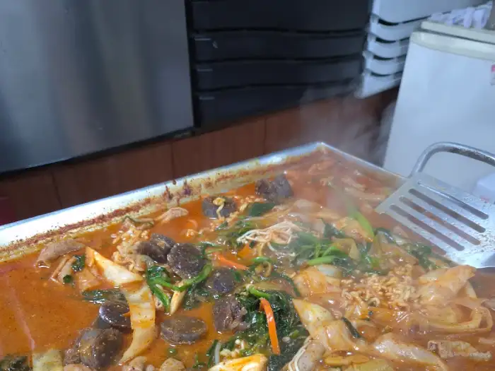 끓고 있는 원조엄마네 순대곱창 전골